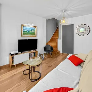 Appartement Un Petit Nid Au Bord De La Sorgue, LʼIsle-sur-la-Sorgue